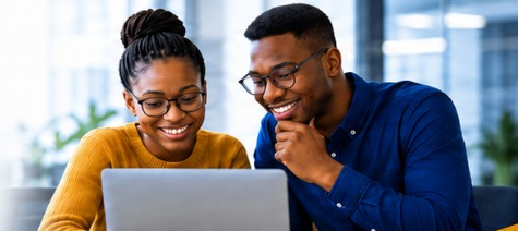 Deux apprenants travaillant ensemble sur un ordinateur portable